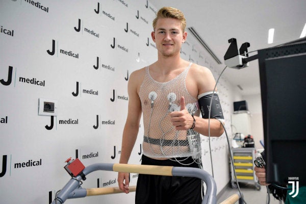 Matthijs de Ligt presentando los exámenes médicos