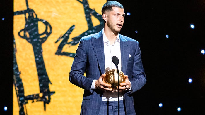 Guido, tras ser reconocido con el Balón de Oro de la Liga MX