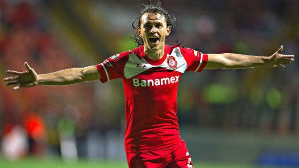 Omar Arellano celebra una anotación con Toluca 