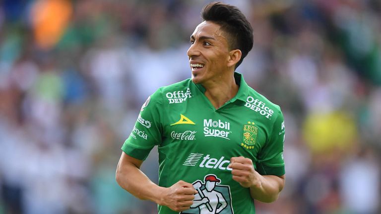 Ángel Mena, durante un juego con León