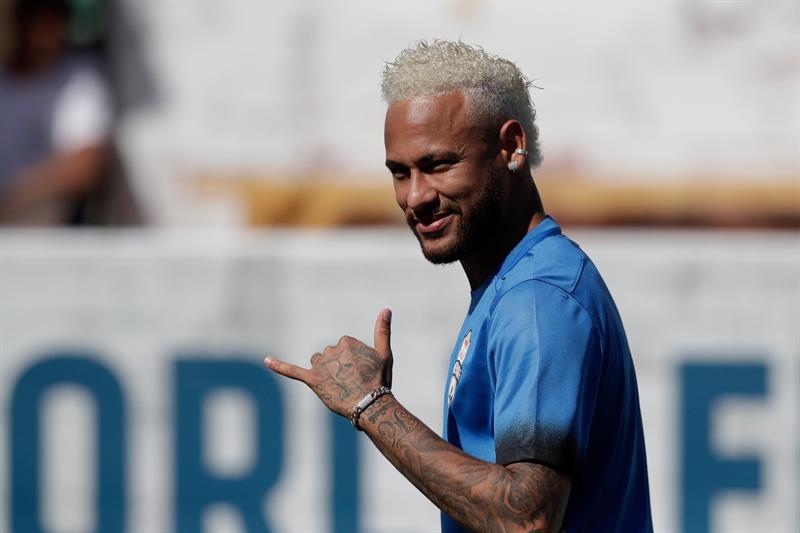 Neymar saluda en un juego benéfico 