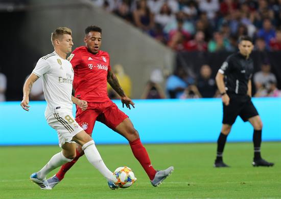 Tony Kroos toca el balón en juego contra Bayern