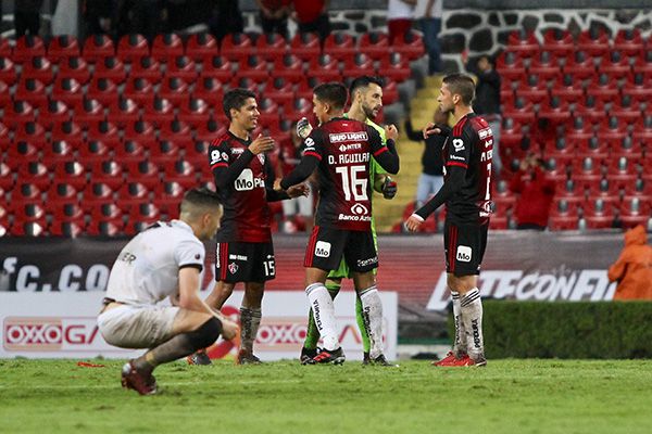 Jugadores de Atlas celebran al final del partido