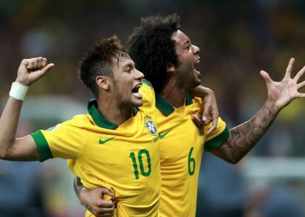 Neymar y Marcelo festejan en un juego con la selección de Brasil