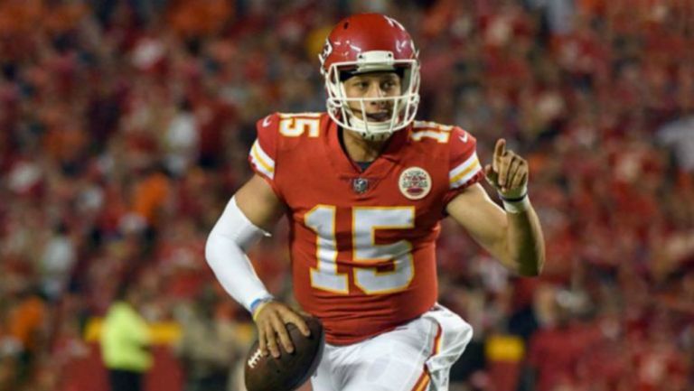 Pat Mahomes se prepara para lanzar un pase