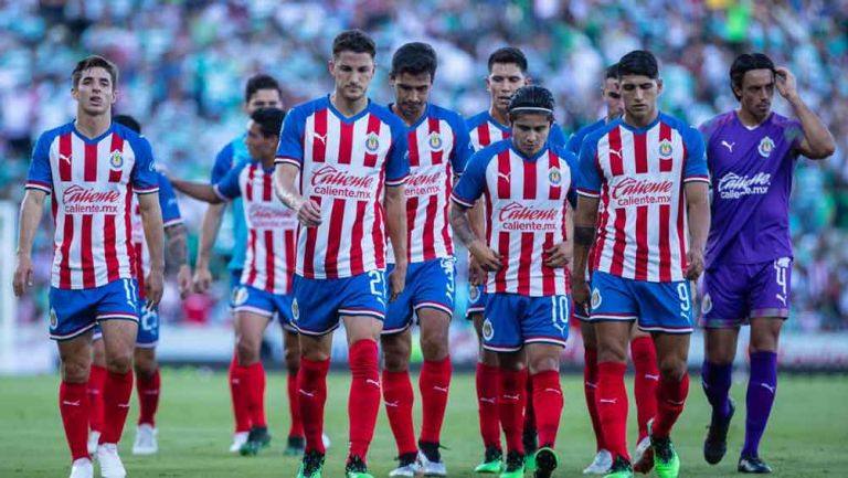 Jugadores de Chivas caminan desanimados tras derrota con Santos