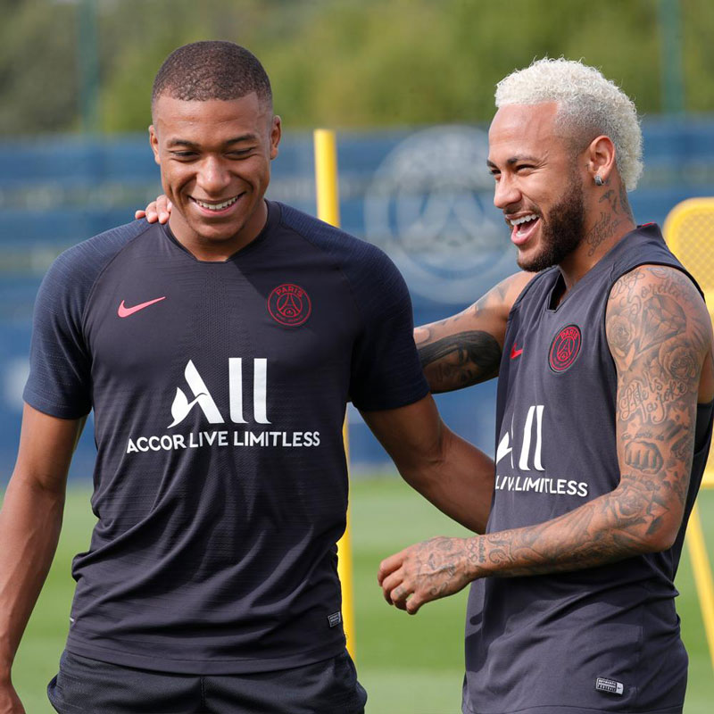 Neymar y Mbappé bromean en práctica