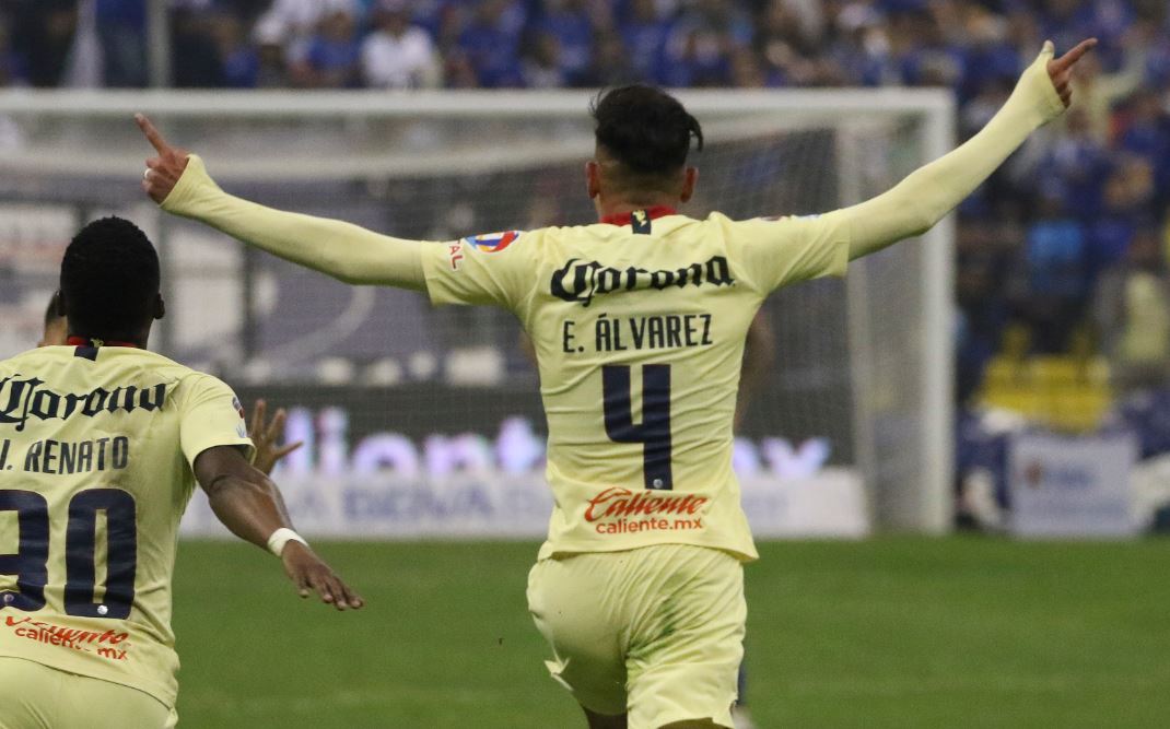 Edson Álvarez celebra su gol en la Liga MX