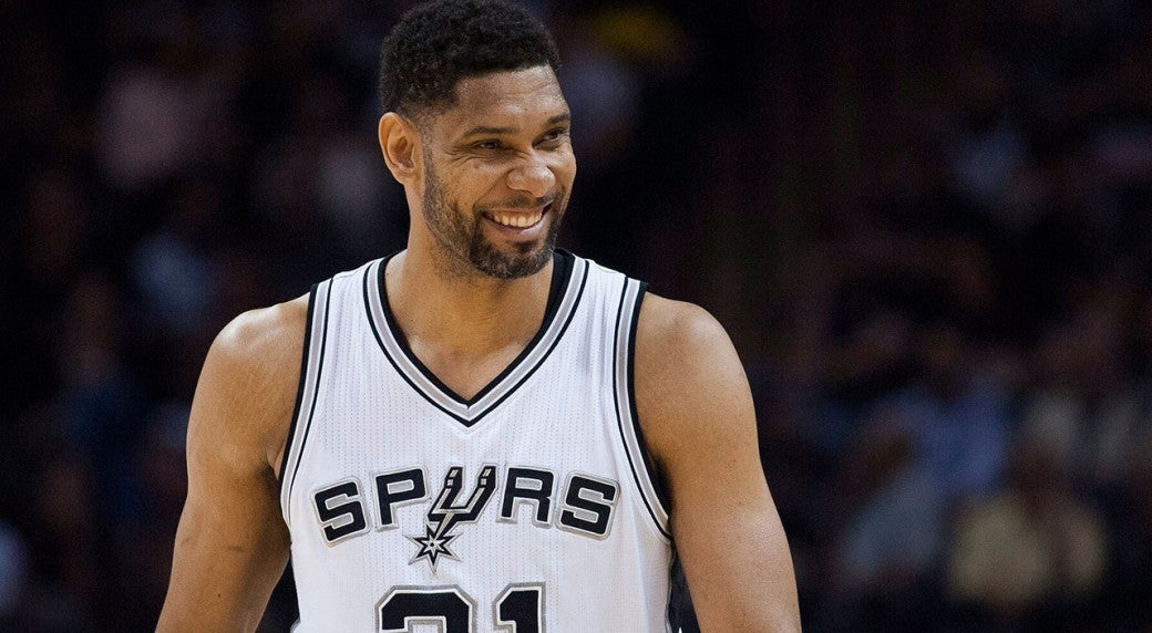 Tim Duncan sonríe durante un juego de los Spurs