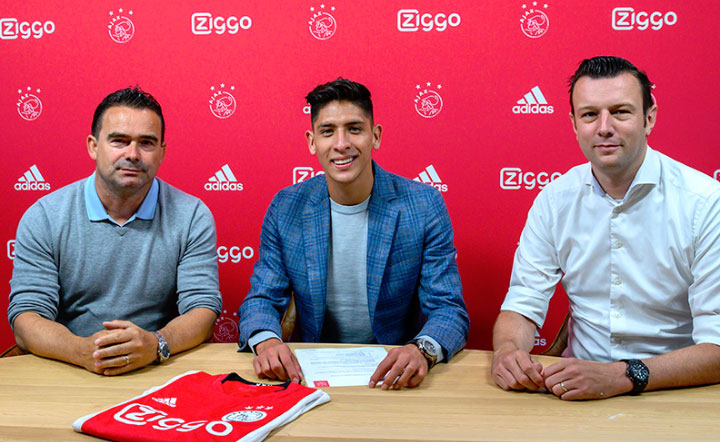Edson Álvarez acompañado de los directivos del Ajax