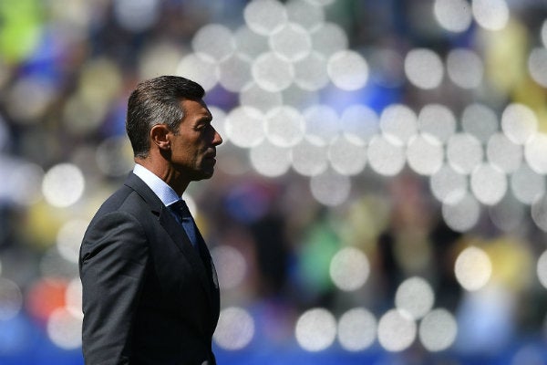 Pedro Caixinha en un partido de Cruz Azul