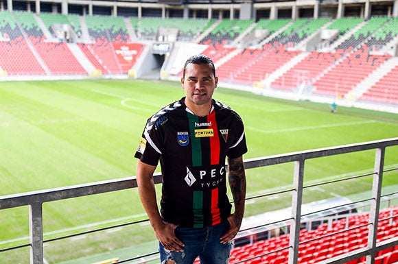 Gullit Peña en el estadio de su equipo en Polonia