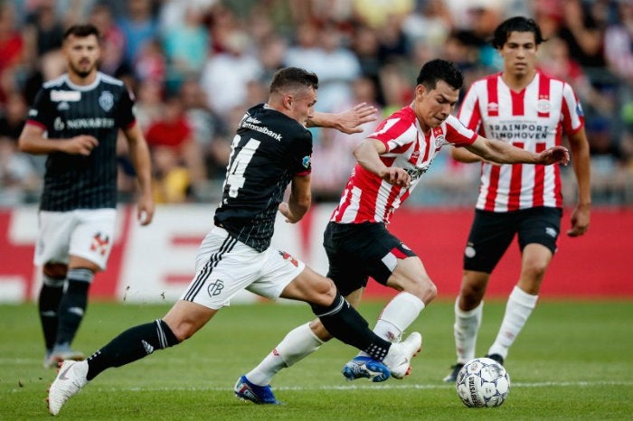 Lozano conduce el balón durante el partido