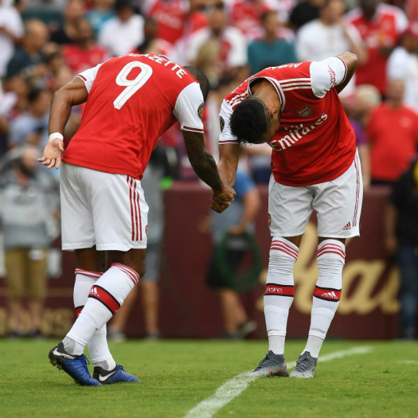 Lacazette y Aubameyang festejando una anotación del Arsenal 