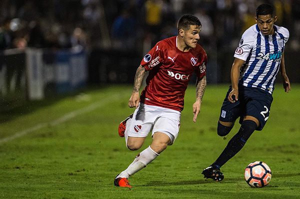 Fabricio Bustos en un partido con Independiente 