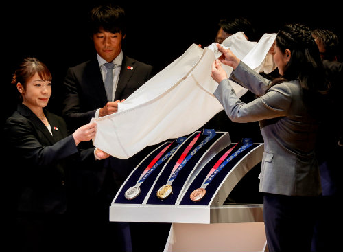 Momento de develación de las medallas de Tokio 2020