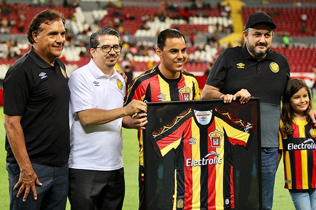 Bravo recibe un homenaje en el Estadio Jalisco