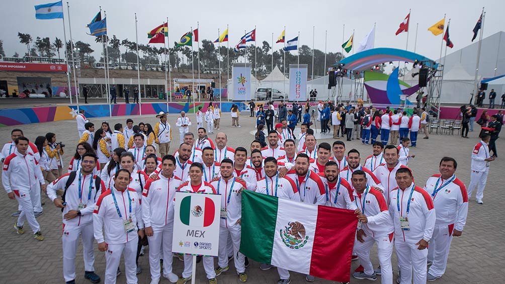 Los deportistas mexicanos que estuvieron presentes en el izamiento