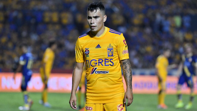 Lucas Zelarayán, durante un duelo con Tigres