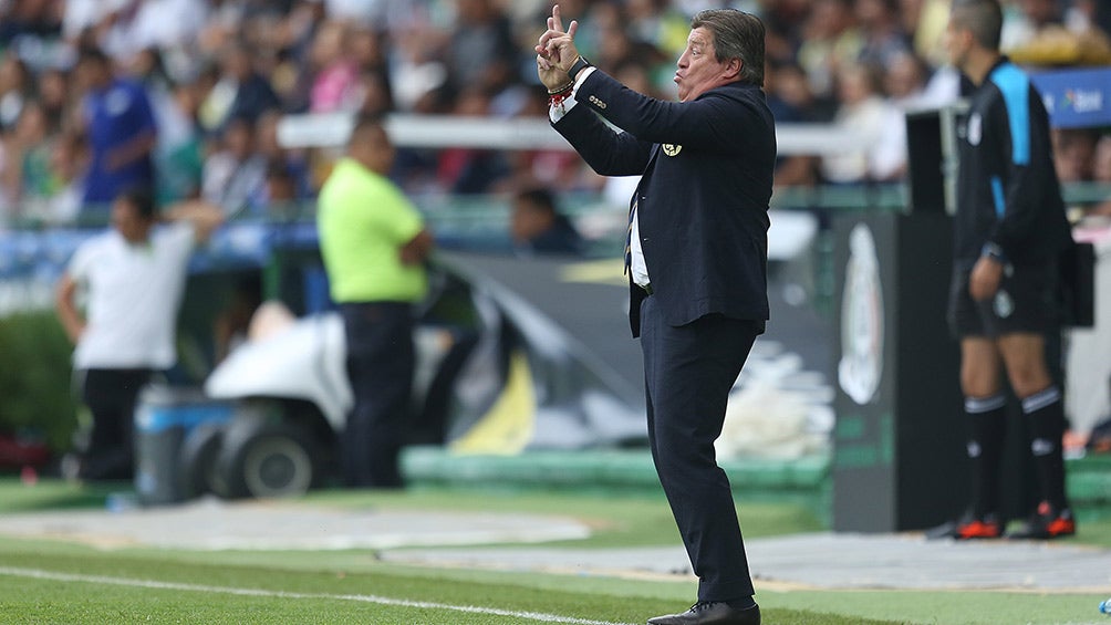 El Piojo dando indicaciones durante el duelo ante La Fiera