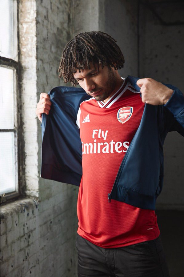 Elneny modela la nueva playera del Arsenal