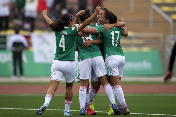 Jugadoras de México festejan un gol