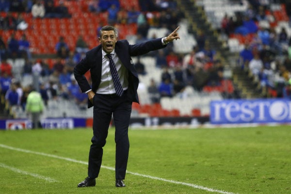 Pedro Caixinha durante un juego del Cruz Azul