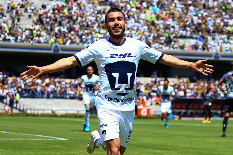 Juan Pablo Vigón celebra su gol con Pumas
