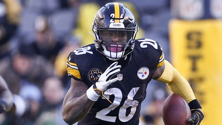 Le'Veon Bell acarrea el ovoide en un partido con Steelers 