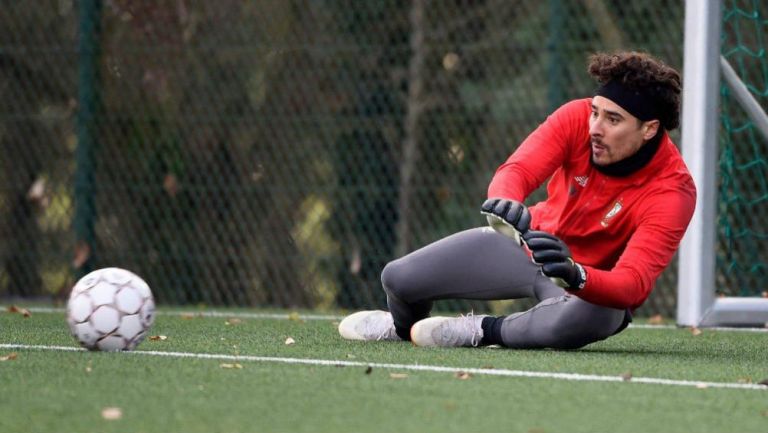 Memo Ochoa, en una práctica con el Standard