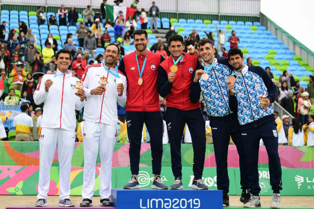 Ganadores de medallas en JP Lima 2019 posan con sus premios