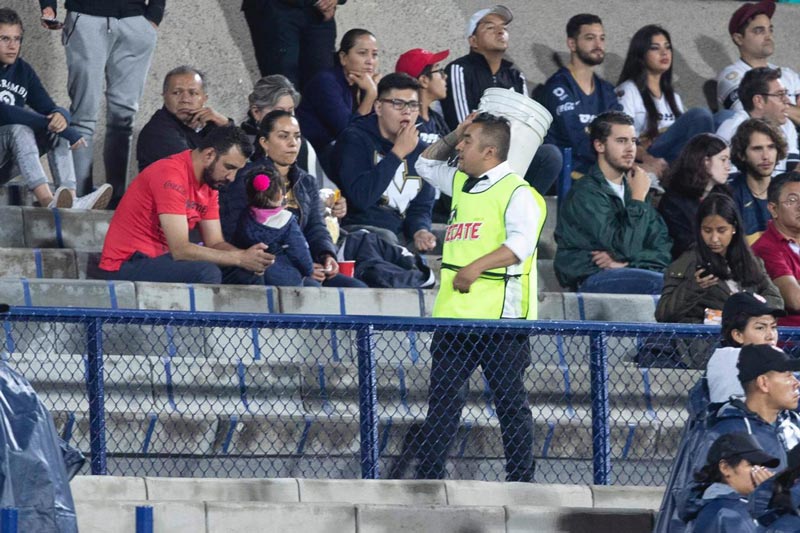 Repartidor de cerveza en el estadio de C.U.