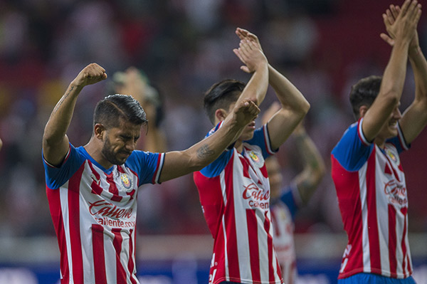 Jugadores de Chivas festeja victoria contra Tigres