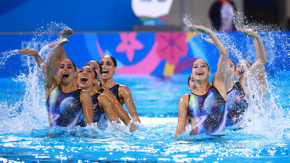El equipo mexicano de natación artística durante su competencia