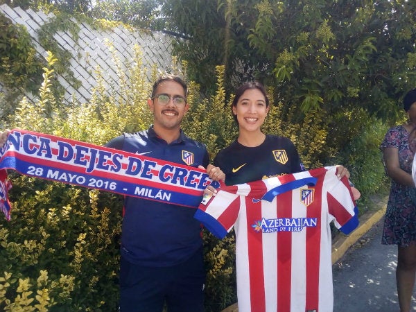 Aficionados del Atlético de Madrid intentan recibirlos en San Luis