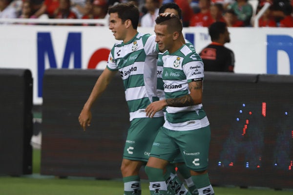 Brian Lozano festeja un gol vs Atlas