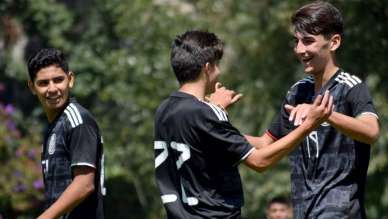 Jugadores del Tri Sub 16 festejan anotación contra Puebla 