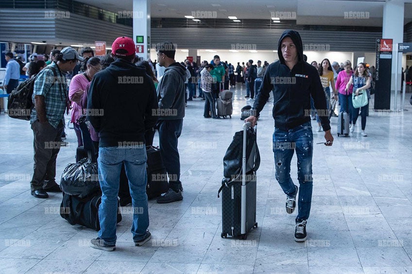 Mateus Uribe a su llegada al aeropuerto de la Ciudad de México