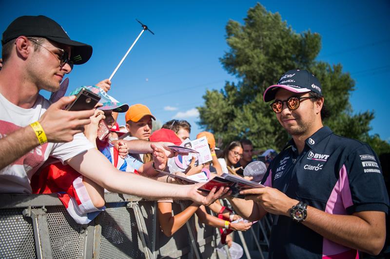 Checo Pérez da un autógrafo en el GP de Hungría