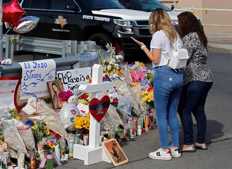 Mujeres en el memorial a las víctimas del tiroteo en El Paso, Texas