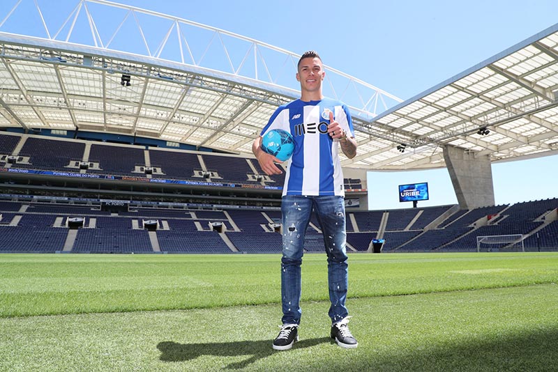 Mateus Uribe pisa el césped del Estadio do Dragao