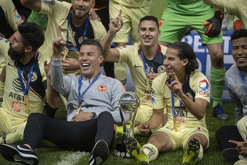 Mateus Uribe celebra el campeonato del América