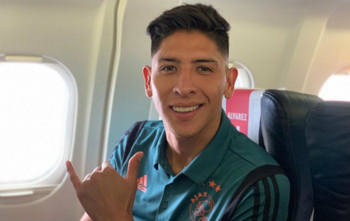 Edson Álvarez, en el avión con Ajax