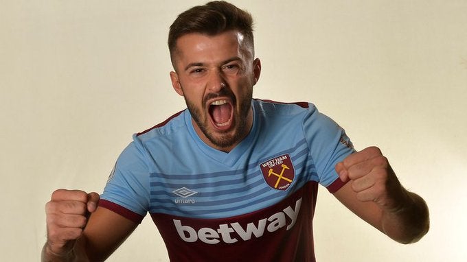 Albian Ajeti durante su presentación con los Hammers