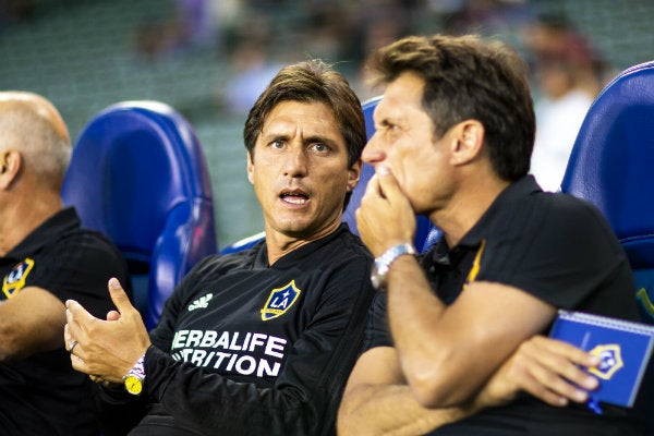 Guillermo Barros Schelotto, técnico del Galaxy, con su auxiliar 