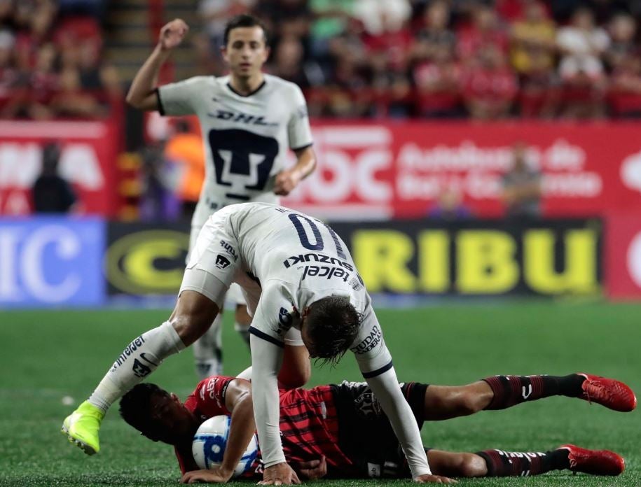 Pumas y Xolos luchan por la redonda