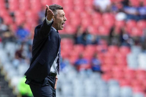 Pedro Caixinha durante un juego del Cruz Azul