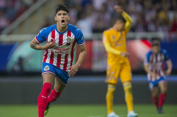 Alan Pulido festeja un gol con las Chivas