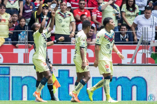 Jugadores del América festejan un gol