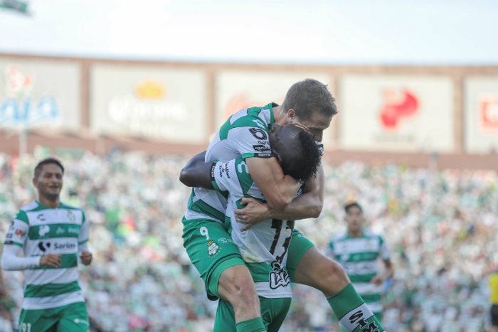 Jugadores de Santos celebran en el Estadio Corona